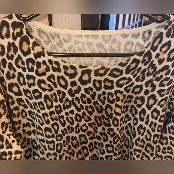 Beautiful Silky Leopard Print Rayon Sweater - Picture 5 of 7